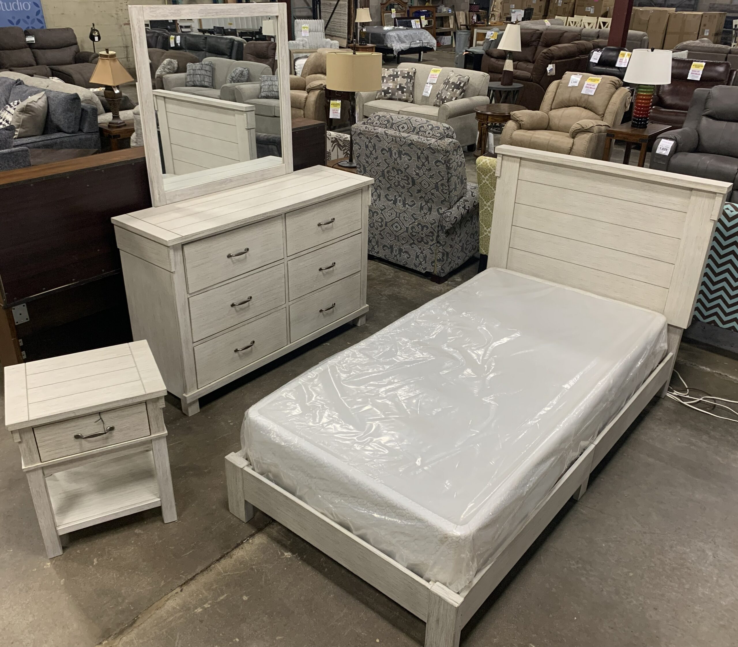 Hollentown Panel Bed Set